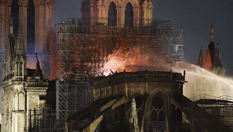 14 sati su gasili požar, ali Notre-Dame je spašen u ključnih pola sata